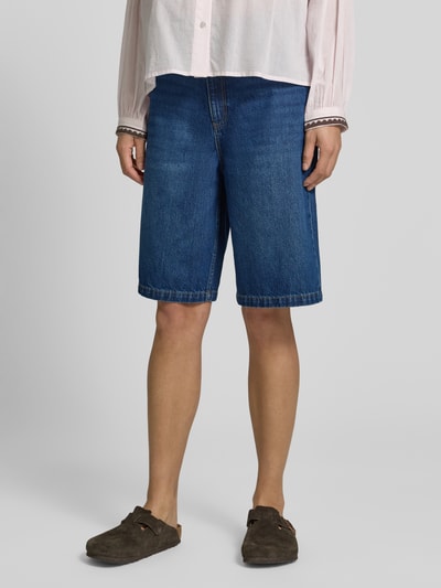 Vrouwenmodel draagt Bermudas uit denim in used-look van Jake*s Casual, relaxed fit, steekzakken, bandwijdte maat 36: 36 cm, binnenbeenlengte maat 36: 59 cm, ganzekörperaanzicht van voren.