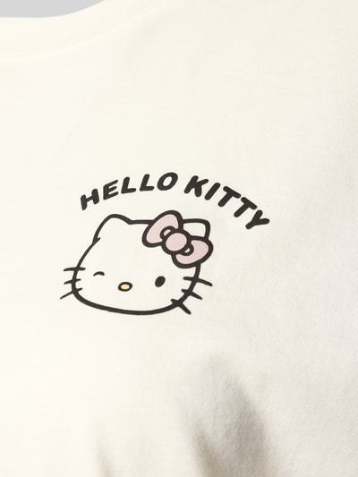 Frauenmodel trägt Regular Fit T-Shirt mit Motiv-Print von Jake*s Casual, reine Baumwolle, Rundhalsausschnitt, Nahaufnahme Oberkörper.