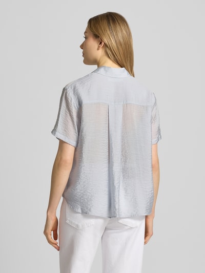 Frauenmodel trägt Relaxed Fit Bluse aus Modal-Mix mit Seiden-Anteil Modell 'MINA' von Samsøe Samsøe in Hellblau, halbtransparent, strukturierte Oberfläche, Hemdblusenkragen und 1/2-Arm, Rückansicht, Ganzkörperansicht. Rückenlänge und Ärmellänge für Größe S gemäß Kontext.