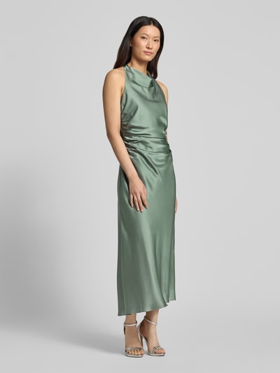 Modelka kobieca ma na sobie Knielanges Cocktailkleid aus Satin od Hey Kyla, satynowy materiał, kolor mięty, krój slim fit, długość do kolan, bez rękawów, elastyczny materiał, marszczenia, szerokość w rozmiarze 36: 38 cm, długość pleców: 97 cm, całopostaciowy widok z przodu.