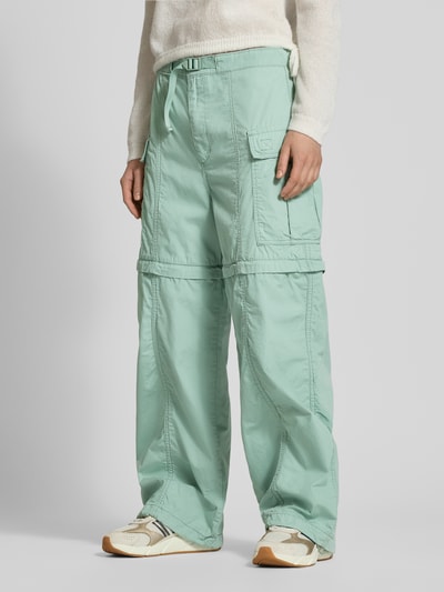 Kobiece modelka ma na sobie Cargohose mit aufgesetzten Taschen od Levi's®, jasnozielony, luźny krój, czysta bawełna, widok z przodu, ujęcie całopostaciowe.
