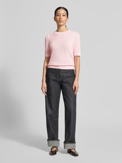 Vrouwenmodel draagt Slim Fit T-Shirt in breilook model 'Vidalo' van Vila van puur katoen, lichtroze kleur, vooraanzicht hele lichaam.