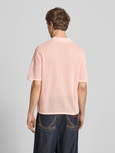 Männermodel trägt Regular Fit Strick-Poloshirt Modell 'CASSIS' van Jack & Jones in lichtroze, pure katoen, V-hals, ruglengte 66 cm, Ganzkörperansicht Rückansicht.