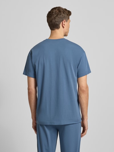 Męski model nosi Regular Fit T-Shirt aus Baumwoll-Mix Modell 'LAZE T-SHIRT' od HUGO, gładki niebieski, bawełniany materiał, widok całej sylwetki z tyłu.
