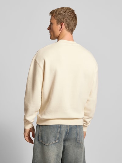 Männermodel trägt Sweatshirt mit Logo und Rundhalsausschnitt von BLKVIS, Relaxed-Fit, Reine Baumwolle, Rückenlänge 66 cm, Rückansicht.