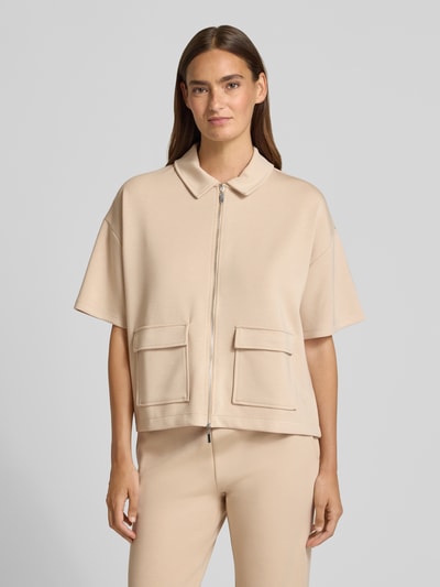 Frauenmodel trägt Jacke mit Umlegekragen von Christian Berg Woman in Beige, Elastischer-Material-Mix, Gerader-Schnitt, Reißverschluss, 1/2-Arm, AufgesetzteTaschen, Ganzkörperansicht von vorne.