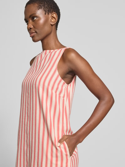 Frauenmodel trägt Minikleid aus Viskose-Mix mit Leinen-Viskose-Anteil von Vila, U-Boot-Ausschnitt, seitliche Eingrifftaschen, gestreift, Straight, Modell 'PRISILLA', Nahaufnahme Oberkörper.