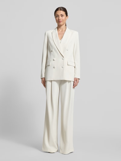 Frauenmodel trägt Regular Fit Blazer mit Pattentaschen von Christian Berg Cocktail in Creme, Zweireiher, Material-Mix mit Stretch-Anteil, Ganzkörperansicht von vorne. Rückenlänge bei Größe 36: 70 cm.