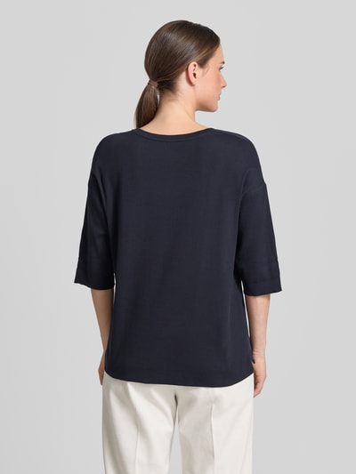 Frauenmodel trägt T-Shirt mit Ärmelaufschlag und Rundhalsausschnitt von Marc Cain, Dunkelblau, Baumwoll-Mix mit Stretch-Anteil, Straight Fit, Ärmelaufschlag, Label-Detail, Rückenlänge bei Größe 36: 62 cm, Ganzkörperansicht Rückansicht.