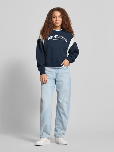Tommy Jeans Boxy Fit Sweatshirt aus Baumwoll-Mix Modell 'VARSITY CREW' Marine 1