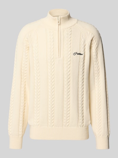 Produktfoto, Regular Fit Strickpullover aus reiner Baumwolle mit Zopfmuster von PROHIBITED in Creme, gerippte Abschlüsse, Strick-Optik, dezente Logo-Stickerei