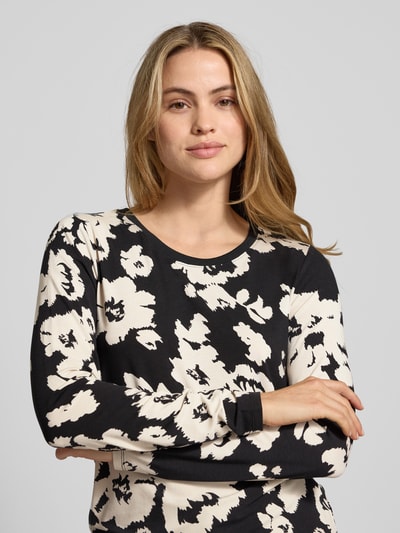 Kobiece modelka nosi Longsleeve im Allover-Look mit Rundhalsausschnitt od Betty Barclay, czarno-biały wzór, regular fit, detal tekstury, z mieszanki wiskozy i elastanu, ujęcie: zbliżenie górnej części ciała.
