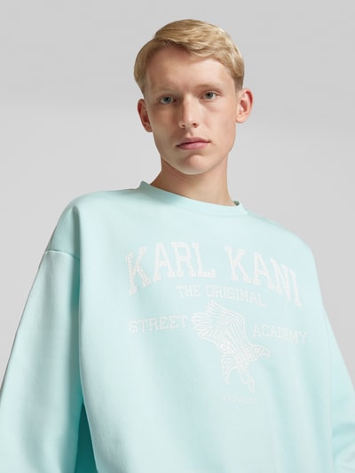 KARL KANI Sweatshirt met labelprint, model 'Kani Street Academy' Lichtblauw - 3