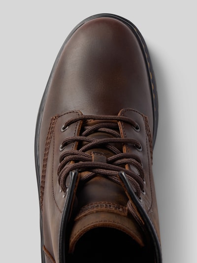 Produktfoto, Schuhe aus echtem Leder Modell 'Brookline' von Dr. Martens, braune Farbe, profilierte Sohle, Detailaufnahme, Schnürverschluss, abgerundete Passform, strukturierte Textur, Absatzhöhe 4 cm, Schafthöhe 14 cm, Schaftweite 9 cm
