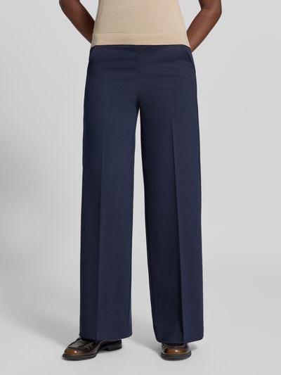 Frauenmodel trägt Straight Fit Hose aus Viskose-Mix mit Bügelfalten von MORE, dunkelblau, elastischer Bund, Nahaufnahme Oberkörper.