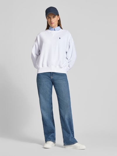 Vrouwenmodel draagt Oversized Sweatshirt aus Baumwoll-Mix van Polo Ralph Lauren, look: effen, pasvorm: oversized, logodetail, ronde hals, lange mouw, mouwboord en rompzoom geribd, sweat, katoenmix, volledig lichaam voorkant.