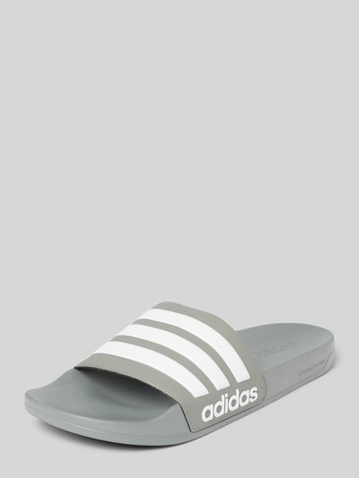 ADIDAS SPORTSWEAR Slides mit Label-Print Modell 'ADILETTE SHOWER' Mittelgrau 1