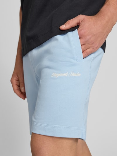 Männermodel trägt Sweatshorts mit Stitching Modell 'KARL' von Jack & Jones in Hellblau, Baumwoll-Mix, Nahaufnahme Oberschenkel.