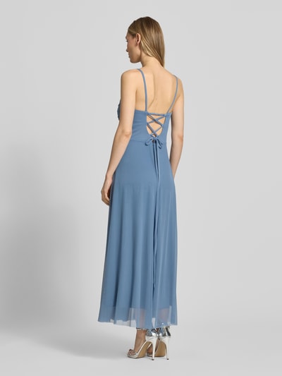 Frauenmodel trägt Cocktailkleid mit Drapierungen von TROYDEN COLLECTION, Mesh, Taillierter Schnitt, Midikleid, Rückenlänge 112 cm, Ganzkörperansicht Rückansicht.