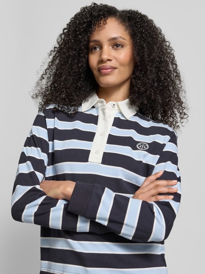 Frauenmodel trägt Longsleeve mit Label-Stitching von Jake*s Casual, Reine Baumwolle, Regular-Fit, Polokragen, kurze Knopfleiste, Ganzkörperansicht von vorne.