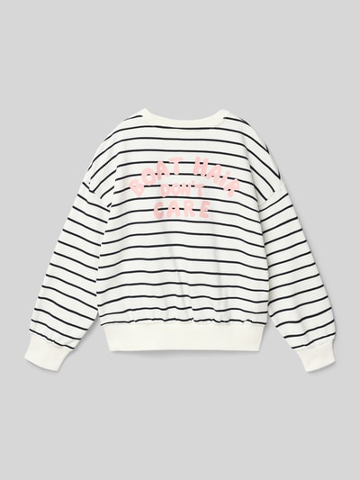 Mädchen trägt Sweatshirt mit Rundhalsausschnitt Modell 'BOAT' von Mango, Reine Baumwolle, Relaxed-Fit, gestreift, Ganzkörperansicht Rückansicht.