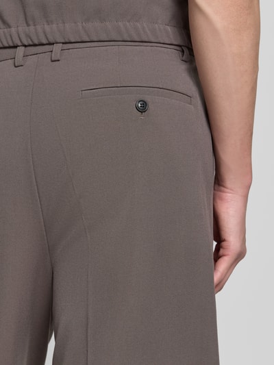 Männermodel trägt Straight Fit Shorts mit Viskose-Anteil von Lindbergh, Elastischer-Material-Mix, Bundfalten, Gesäßtasche, Detailaufnahme.