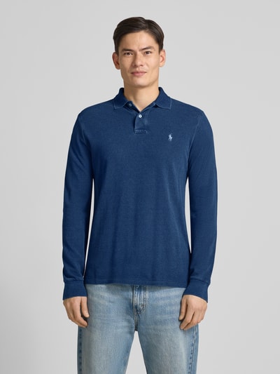 Männermodel trägt Custom Slim Fit Poloshirt mit Label-Stitching von Polo Ralph Lauren in Blau, Baumwolle, Knopfleiste, Ganzkörperansicht von vorne.