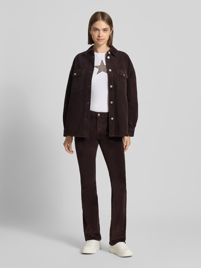 Vrouwenmodel draagt Fit and Flare corduroy broek uit katoenmix model 'MARY' van ONLY, Dames corduroy broek, volledige vooraanzicht.