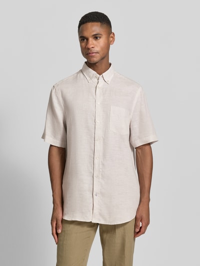 Männermodel trägt Regular Fit Freizeithemd aus Leinen von Christian Berg Men in Beige mit kurzer Knopfleiste, Ganzkörperansicht von vorne.