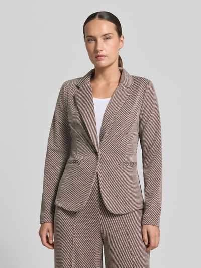 Kobiece modelka nosi żakiet z elastycznej mieszanki materiałów z dodatkiem wiskozy, krój taliowany, model 'Kate' od ICHI, kołnierz z połami, kieszenie z wypustkami, zapięcie na guzik, fakturowany wzór, długość tyłu w rozmiarze S: 59 cm, szerokość w rozmiarze S: 38 cm, długość rękawów w rozmiarze S: 63 cm, widok całego ciała z przodu.