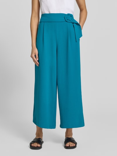 Frauenmodel trägt Culotte mit französischen Eingrifftaschen von zero, Loose Fit, elastischer Bund, Gürtel, türkis, Nahaufnahme Oberkörper.