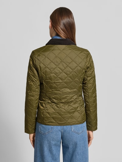 Frauenmodel trägt Shaped Fit Steppjacke mit Cord-Kragen Modell 'DEVERON' von Barbour in Olive, unifarben, Ganzkörperansicht Rückansicht.