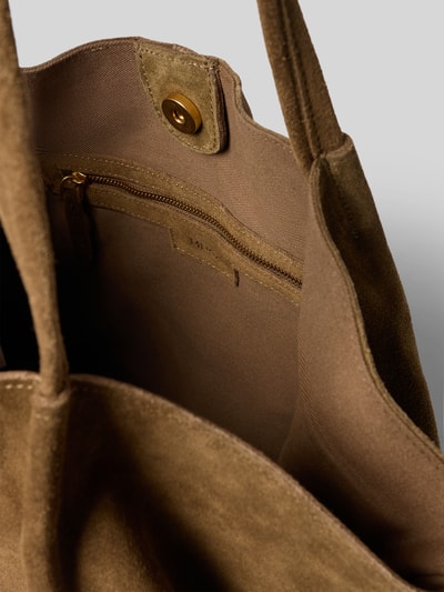Produktfoto, Tote Bag aus echtem Rindsleder Modell 'Bella' von MANGO, Hauptfach mit Magnetverschluss, Detailaufnahme Innenfach, braune glatte und raue Lederstruktur, schmale Schulterriemen, Maße: 47x31x13 cm, Länge Schulterriemen 60 cm