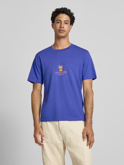 Männermodel trägt Regular Fit T-Shirt mit Logo-Print Modell 'Eres' von Jack & Jones aus reiner Baumwolle, Blau, Rundhalsausschnitt, Nahaufnahme Oberkörper.