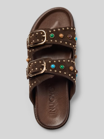 Produktfoto, Slipper aus echtem Leder mit Ziersteinbesatz von INUOVO, Damen Slipper mit abgerundeter Passform, offene Ferse, glatte Sohle, Absatzhöhe 1 cm, dunkle Brauntöne, farbige Ziersteine, Struktur: glattes Leder und Metallelemente