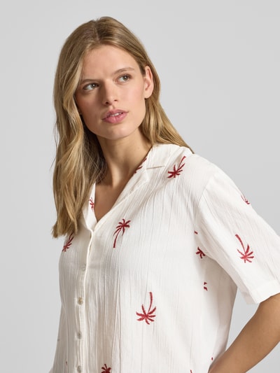 Frauenmodel trägt Loose Fit Hemdbluse aus reiner Bio-Baumwolle Modell 'KIANA' von Pieces, unifarben, Motiv-Stitching, Crinkle-Textur, Nahaufnahme Oberkörper.