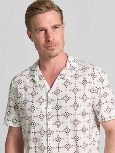 Männermodel trägt Relaxed Fit Freizeithemd aus reiner katoen van s.Oliver RED LABEL in wit met bruin patroon, Nahaufnahme Oberkörper.