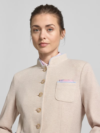 Frauenmodel trägt Slim Fit Blazer mit Stehkragen und aufgesetzten Taschen von WHITE LABEL, Material-Mix, Nahaufnahme Oberkörper.