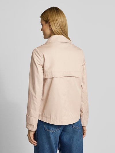 Frauenmodel trägt Jacke mit Umlegekragen und Eingrifftaschen von Gil Bret, hellbeiger Baumwoll-Mix, lockerer Schnitt, Ganzkörperansicht Rückansicht.