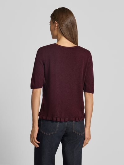 Frauenmodel trägt Regular Fit Pullover aus Schurwoll-Kaschmir-Mix Modell 'NINA' von Brax in Dunkelrot, kombiniert mit Jeans, Ganzkörperansicht Rückansicht, Damen Pullover von Brax.