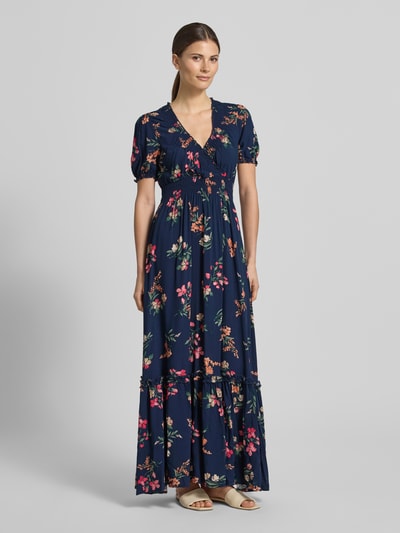 Frauenmodel trägt Regular Fit Maxikleid aus reiner Viskose mit V-Ausschnitt von Apricot, floraler Allover-Print, taillierte Passform, kurzärmelig, elastische Ärmelabschlüsse, Raffungen, Ganzkörperansicht von vorne.