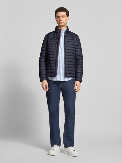 Mannenmodel draagt Steppjacke mit Stehkragen und Zweiwege-Reißverschluss van Geox in navy, regular fit, vooraanzicht volledige lichaamsopname.