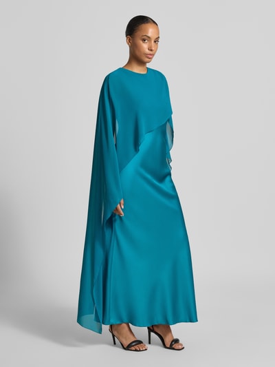 Frauenmodel trägt Abendkleid aus Satin mit fixiertem Schal von Rinascimento, türkis, glatter Satin, tailliert, Maxilänge, Ganzkörperansicht von vorne.