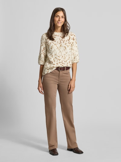 Modelka nosi Straight Fit Jeans mit 5-Pocket-Design Modell 'LARA' od Angels, bawełniany mix ze stretchem, beżowy kolor, szerokość w rozmiarze 36/32: 39 cm, długość nogawki od wewnątrz: 86 cm, widok całej sylwetki z przodu.