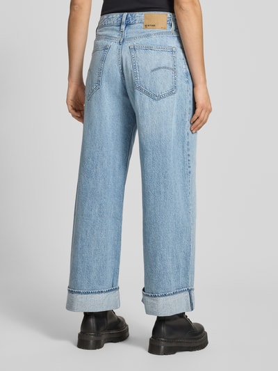 Frauenmodel trägt Wide Leg Jeans Modell 'Roxx' von G-Star Raw in hellem Blau, reine Baumwolle, Umschlag, Ganzkörperansicht Rückansicht.