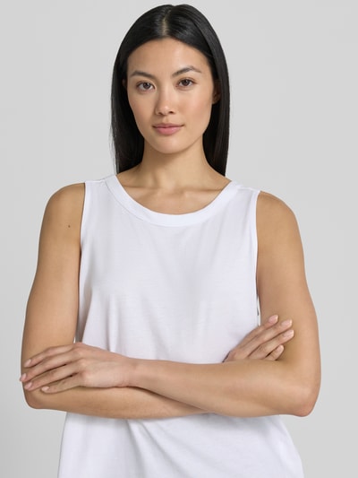 Frauenmodel trägt weißes Regular Fit Trägertop aus Baumwoll-Mix von s.Oliver RED LABEL, glatte Oberfläche, Nahaufnahme Oberkörper.