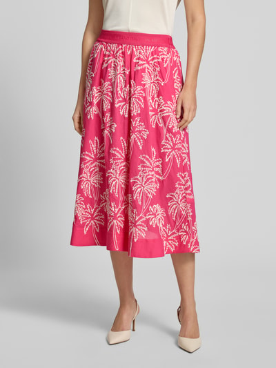 Frauenmodel trägt Midirock mit floralem Allover-Stitching von Milano Italy in Pink, A-Linie, Reine Baumwolle, elastischer Bund, Ganzkörperansicht von vorne.
