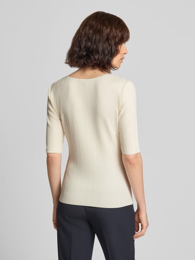 Frauenmodel trägt Regular Fit Bluse mit Strukturmuster von Emporio Armani in Creme mit Halbarm, elastischer Material-Mix, Rückenansicht Ganzkörperansicht.