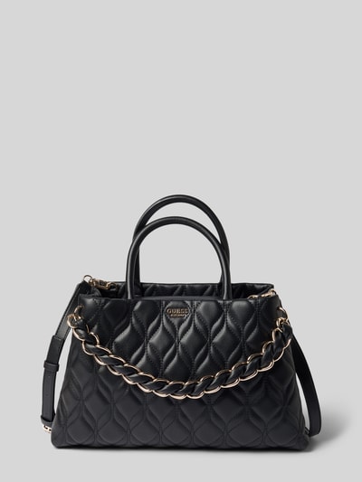 Produktfoto, schwarze Handtasche in Leder-Optik Modell 'Maxine' von GUESS, goldfarbene Kette, Logo-Detail, abnehmbarer Schulterriemen, geteiltes Hauptfach mit Reißverschluss, strukturierte Oberfläche, Maße 36 x 24 x 12 cm, Schulterriemen 120 cm.