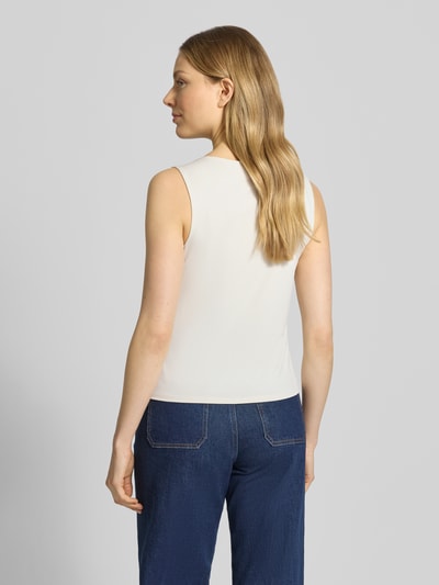 Frauenmodel trägt Top mit Rundhalsausschnitt von Christian Berg Woman Selection in Creme, elastischer Material-Mix, Rückansicht Ganzkörperansicht.